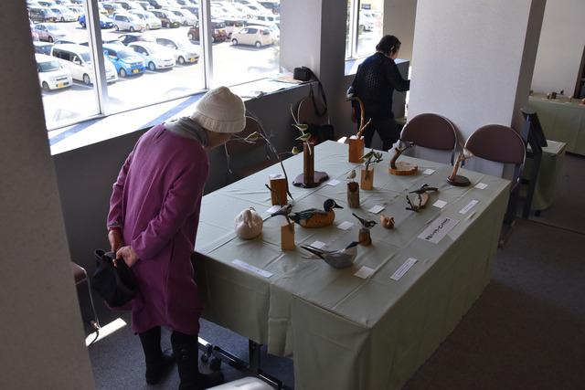会場で展示品を観覧する人の写真