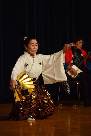 市文化協会主催の文化祭で日頃の練習の成果を披露する人々の写真
