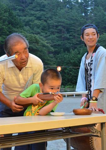 射的を楽しんでいる子どもの写真
