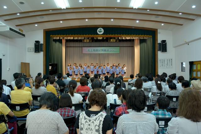 (写真)歌を披露する竜王万才保育園の園児
