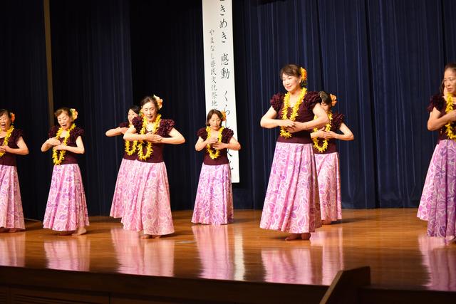 市文化協会主催の文化祭のステージでフラダンスを披露する写真