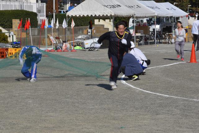 竜王新町大運動会にて障害物競走をしている男性の写真