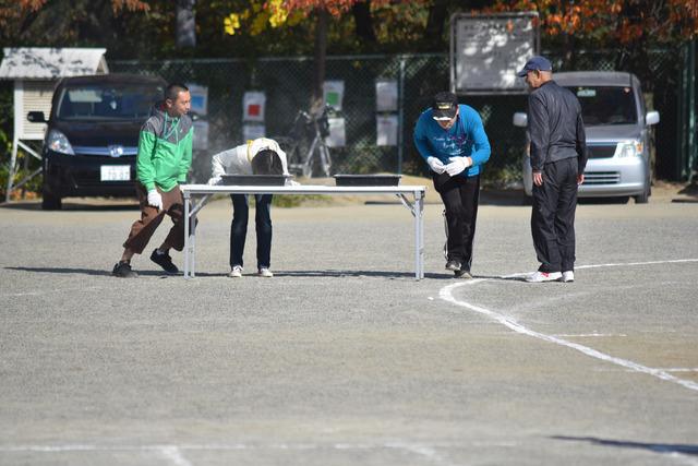 竜王新町大運動会にて障害物競走で粉の中から飴玉を探している人たちの写真