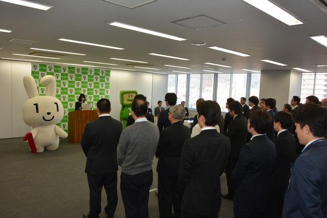 税務署職員の前で訓示として受賞作文を読み上げている平賀さんの写真
