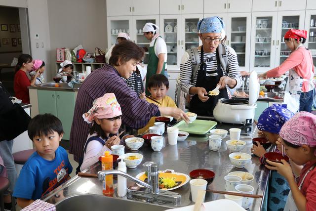 子供が食材を調理している写真2