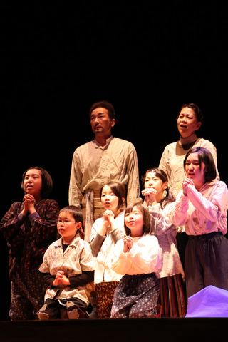 出演者の子どもたちがお祈りをしている写真