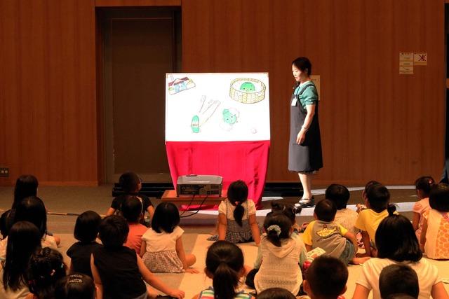 パネルシアター「とまと・なす・きゅうりのはなし」を真剣に観る子供たちの写真