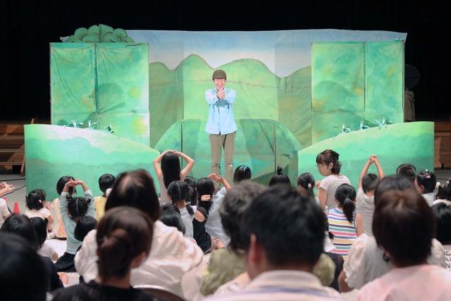 「劇団すぎのこ」による手遊びでを楽しむ子供たちの写真