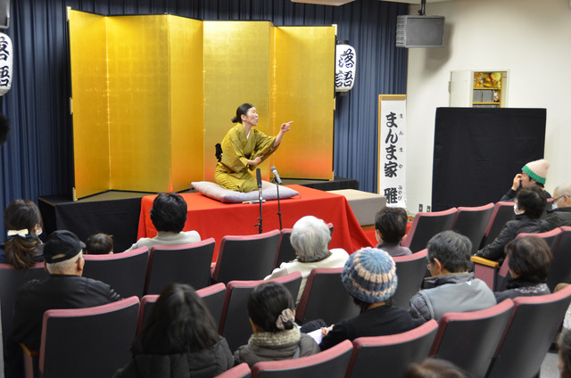 新春初笑い寄席での黄色い着物を着た出演者まんま家雅さんの写真