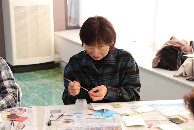細い筆を持って作業をしている参加者の写真