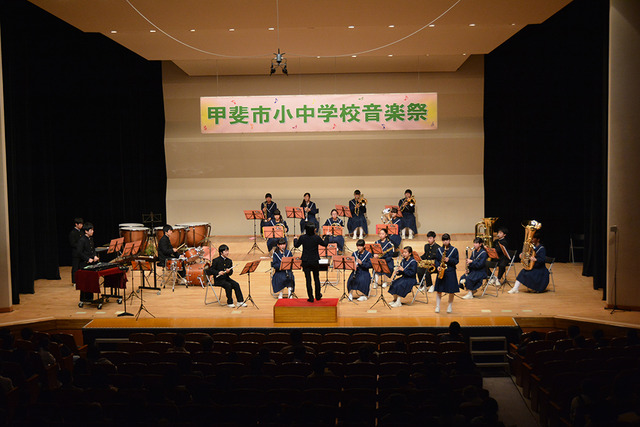 制服で演奏する竜王北中学校吹奏楽部の写真