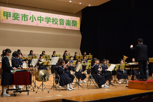 制服で演奏する双葉中学校吹奏楽部の写真