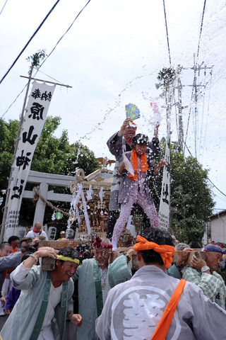 神社祭典の様子の写真3