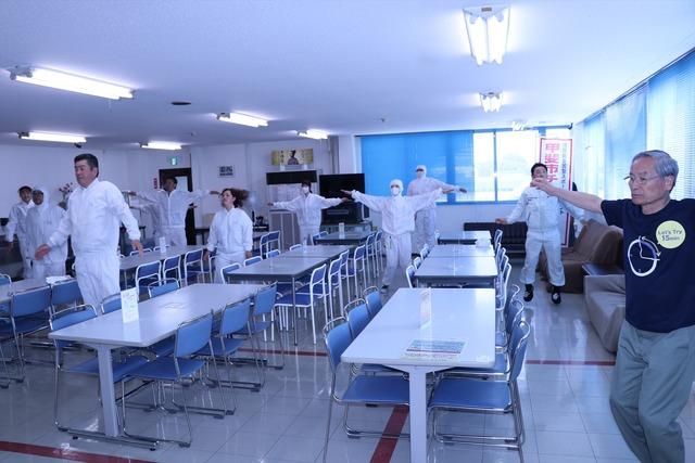 (写真)体操をする甲府東洋株式会社双葉工場の職員と市長