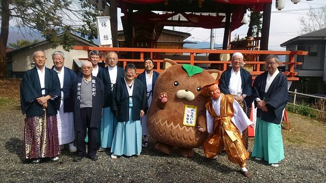赤坂稲荷神社神楽部」のみなさんとやはたいぬの集合写真