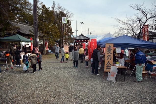 たくさんの人で賑わう出店の写真