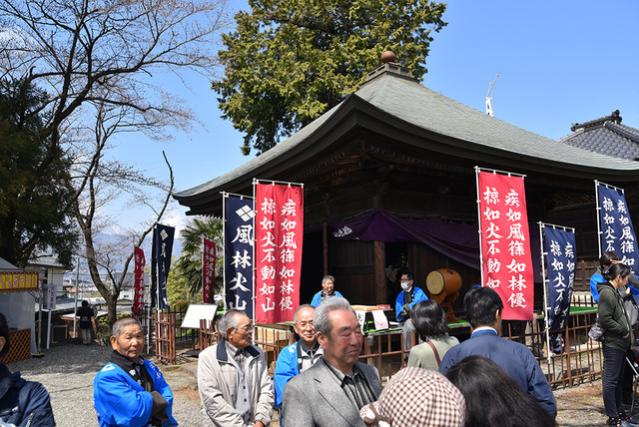 大般若会が行われている光照寺薬師堂の外に集まる人々の写真