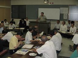 (写真)たくさんの人が座って話し合う甲斐市民対話集会の様子