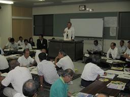 (写真)たくさんの人が座って話し合う甲斐市民対話集会の様子