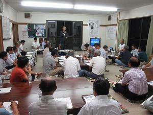 たくさんの人が和室に集まっている甲斐市民対話集会の様子の写真