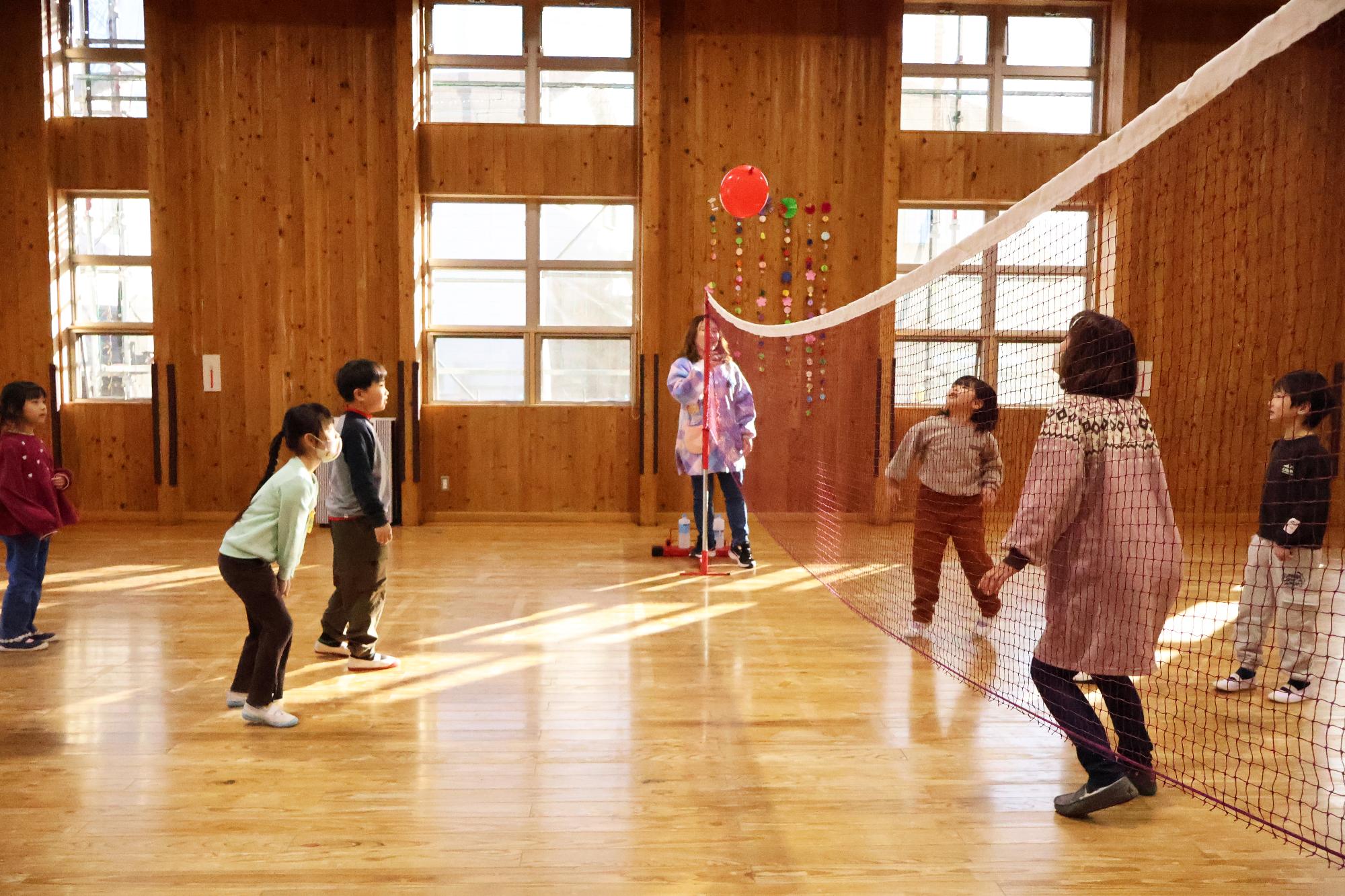 竜王ふれあい館 風船バレー