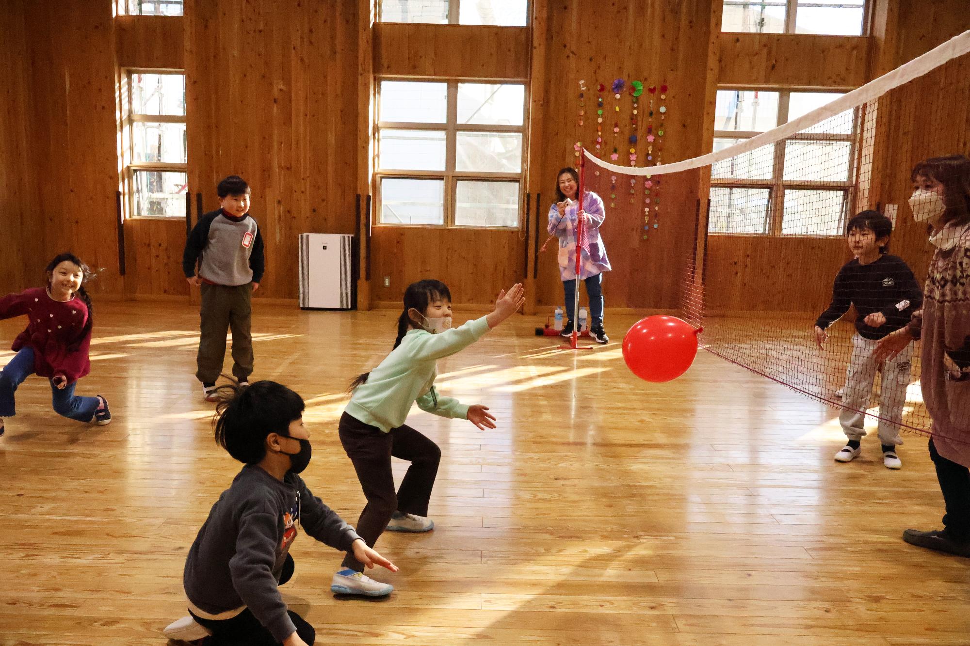 竜王ふれあい館 風船バレー