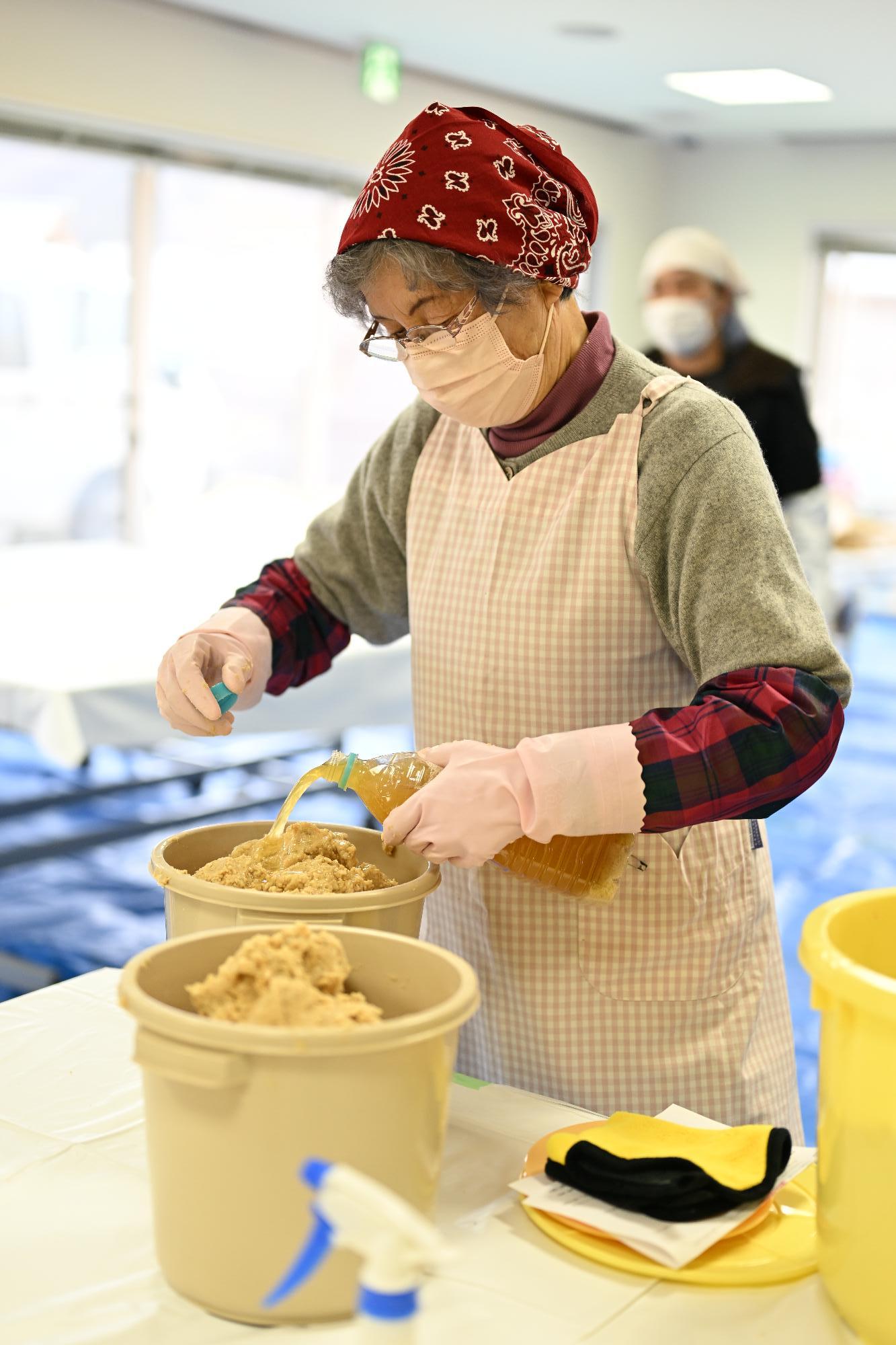 ゆうのう敷島みそ作り