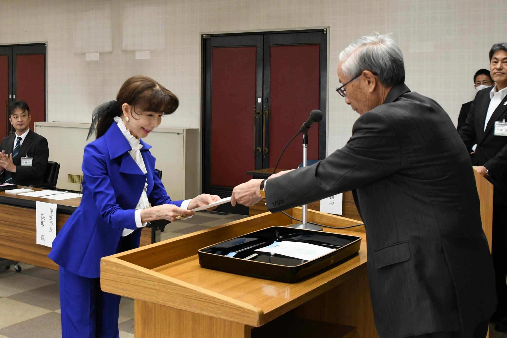 ダティン・晴代・ローさん甲斐市応援アンバサダー委嘱式