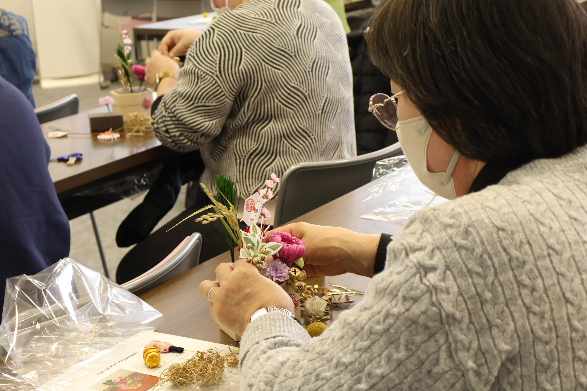 【公民館ふれあい講座「プリザーブドフラワーのお正月アレンジメント」