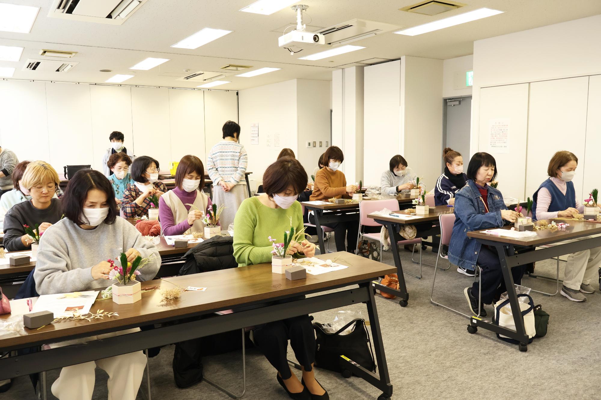 【公民館ふれあい講座「プリザーブドフラワーのお正月アレンジメント」