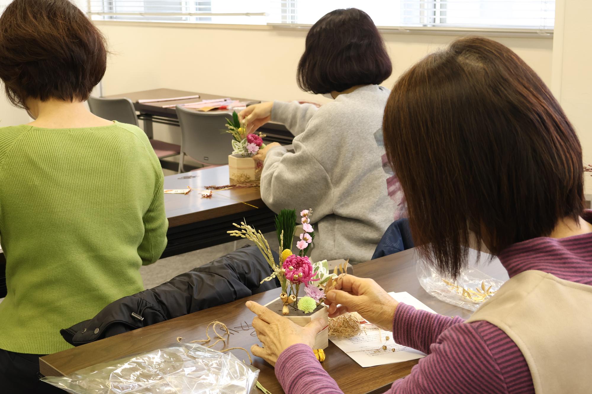 【公民館ふれあい講座「プリザーブドフラワーのお正月アレンジメント」