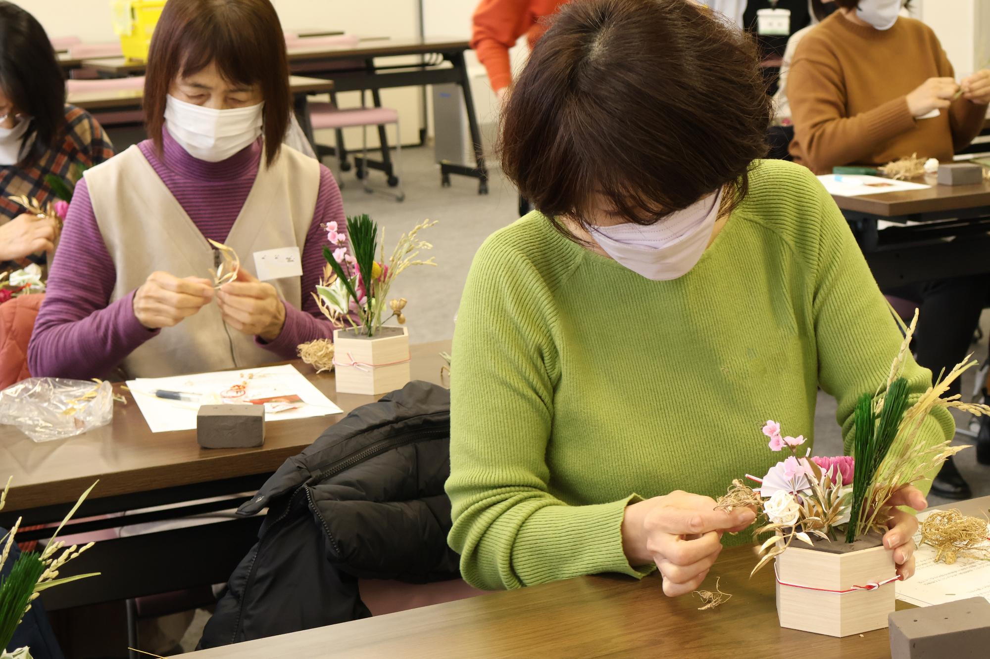 【公民館ふれあい講座「プリザーブドフラワーのお正月アレンジメント」
