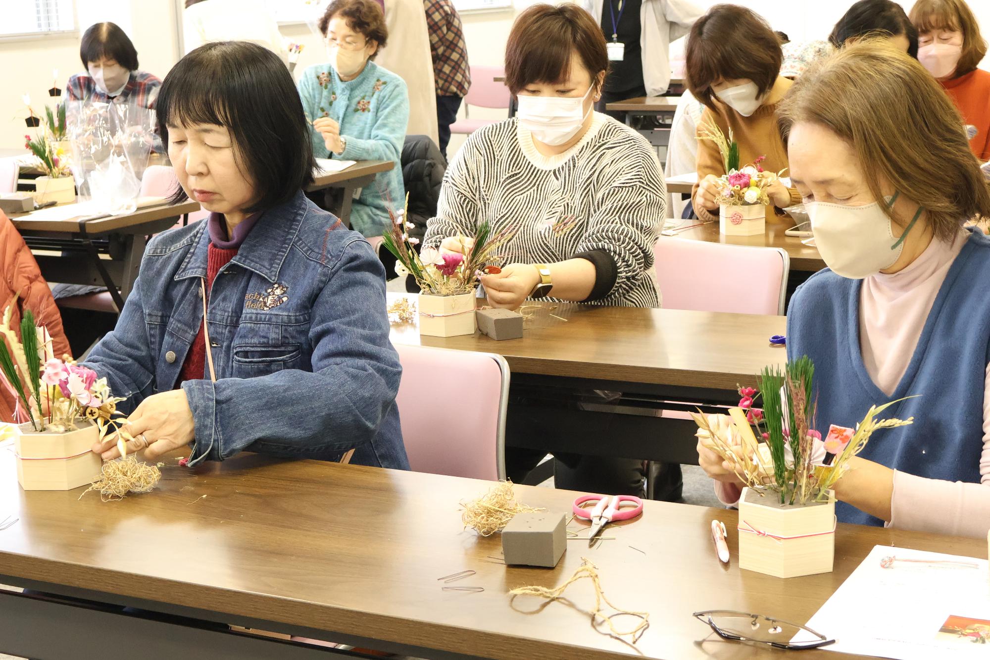 【公民館ふれあい講座「プリザーブドフラワーのお正月アレンジメント」