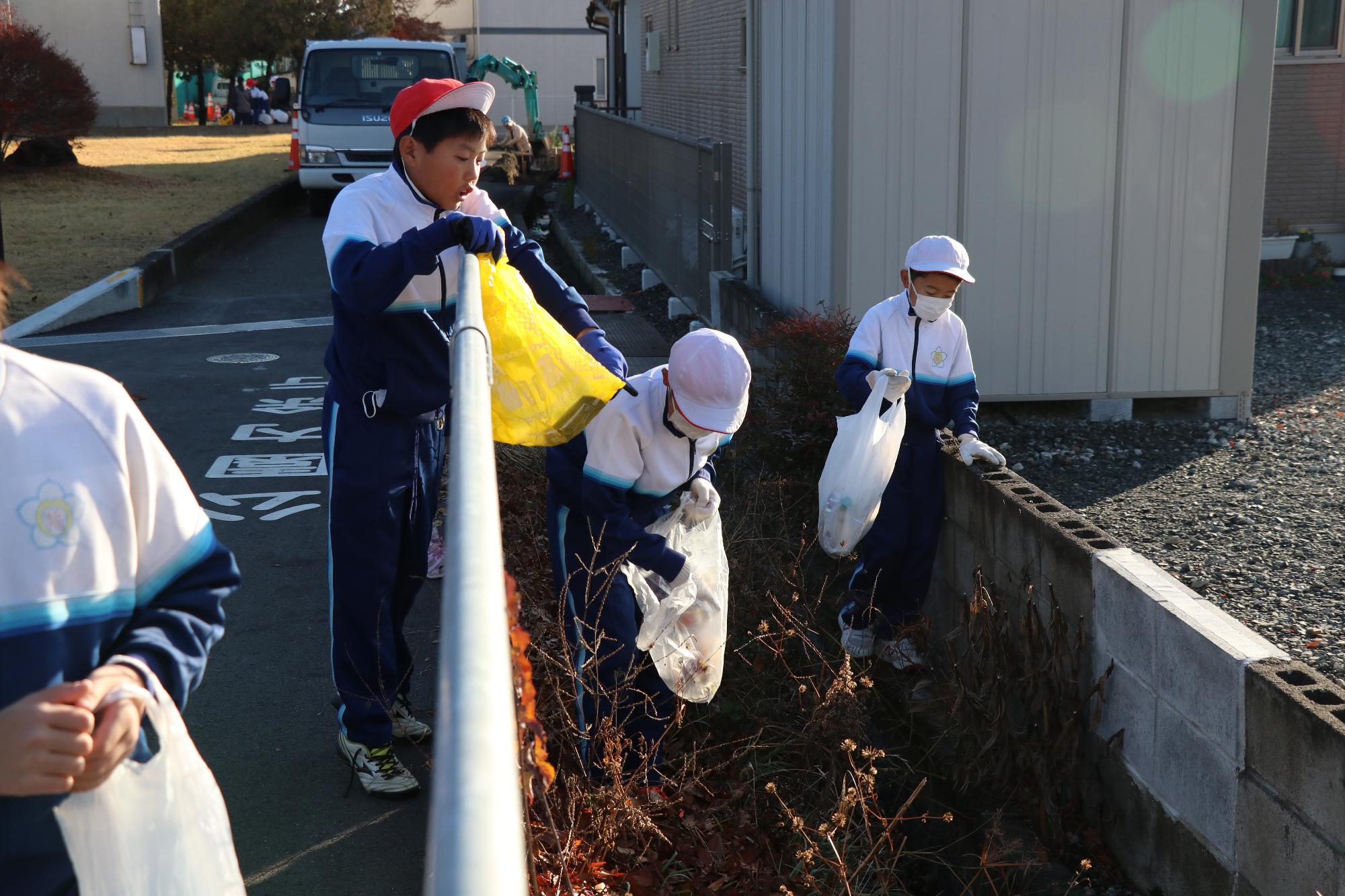 玉小5年生がゴミ拾い