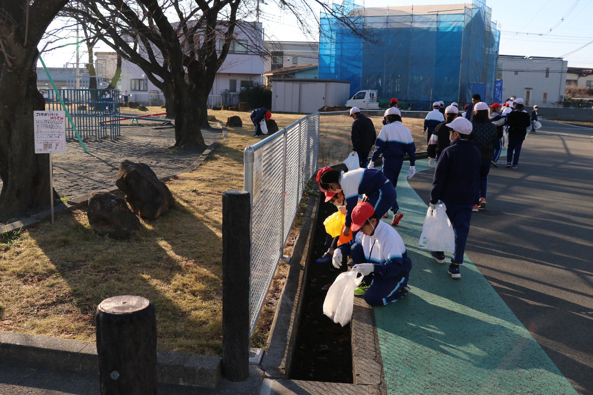 玉小5年生がゴミ拾い