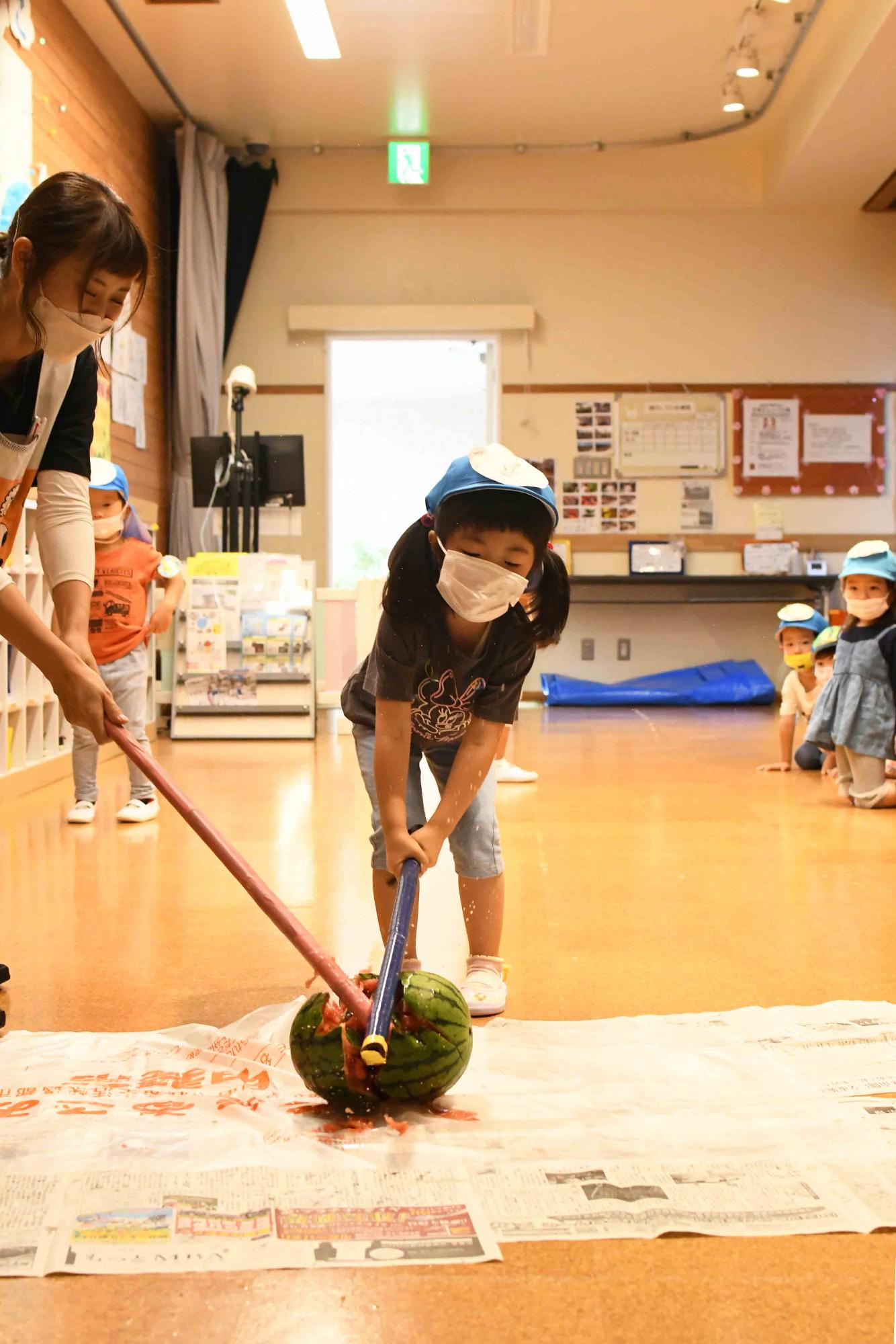 20220704敷島保育園すいか割り