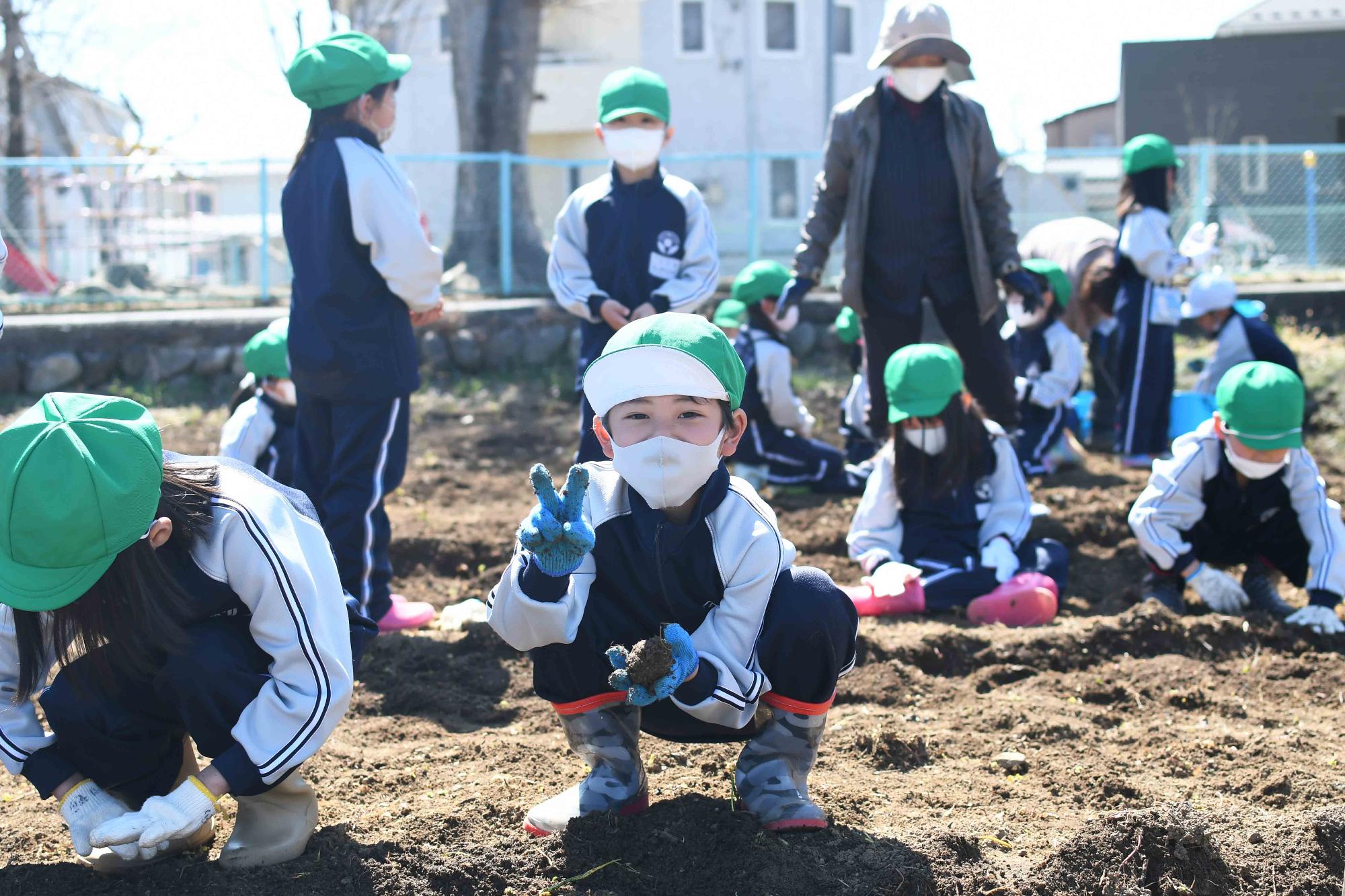 20230320双葉東小学校じゃがいも植え体験