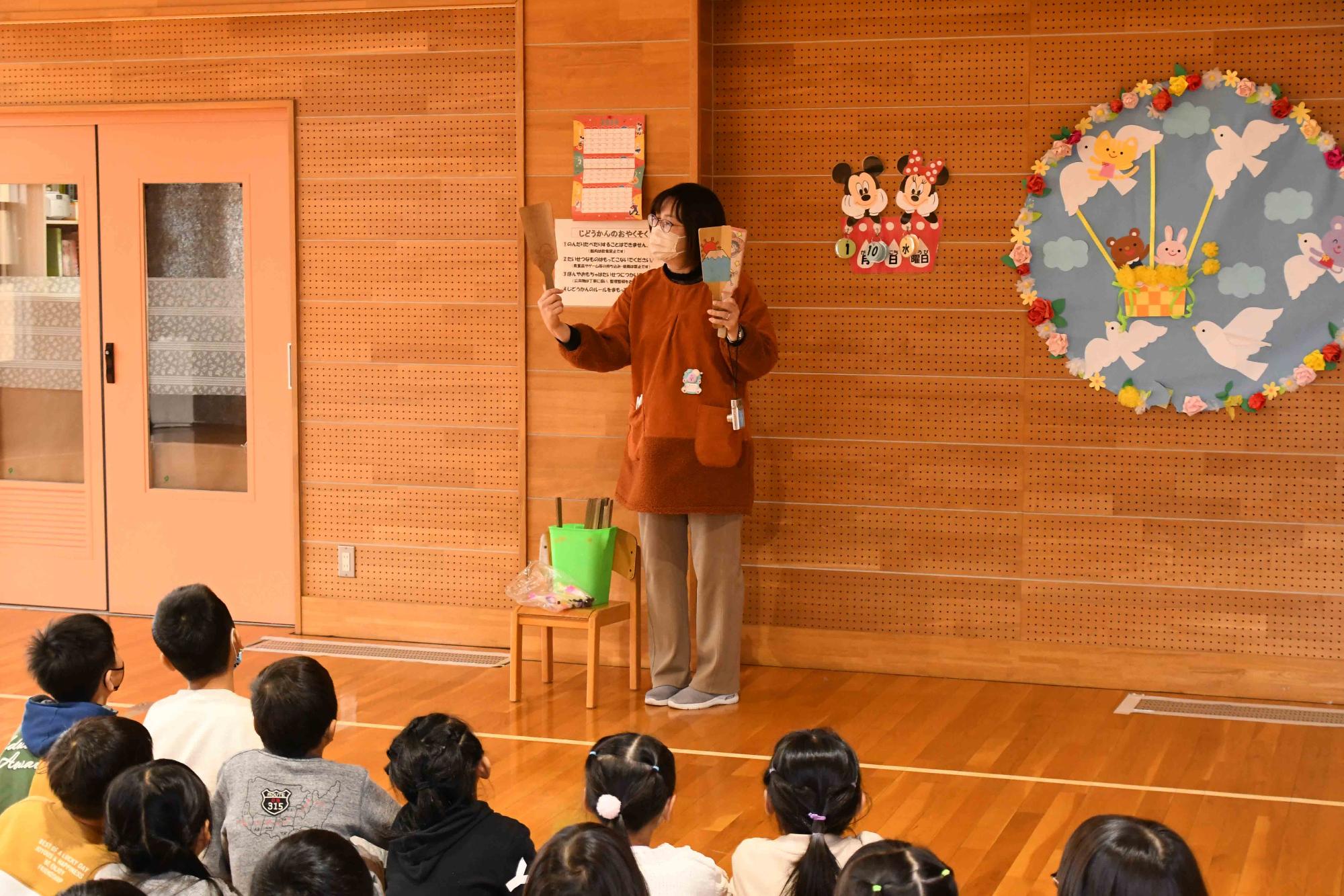 20240110玉幡児童館羽子板で遊ぼう