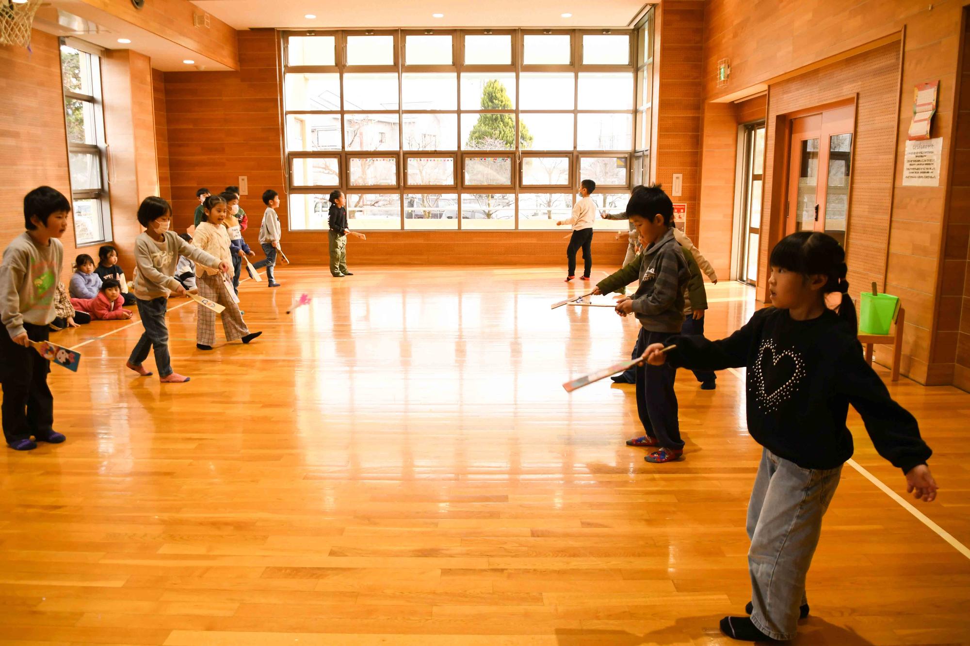 20240110玉幡児童館羽子板で遊ぼう