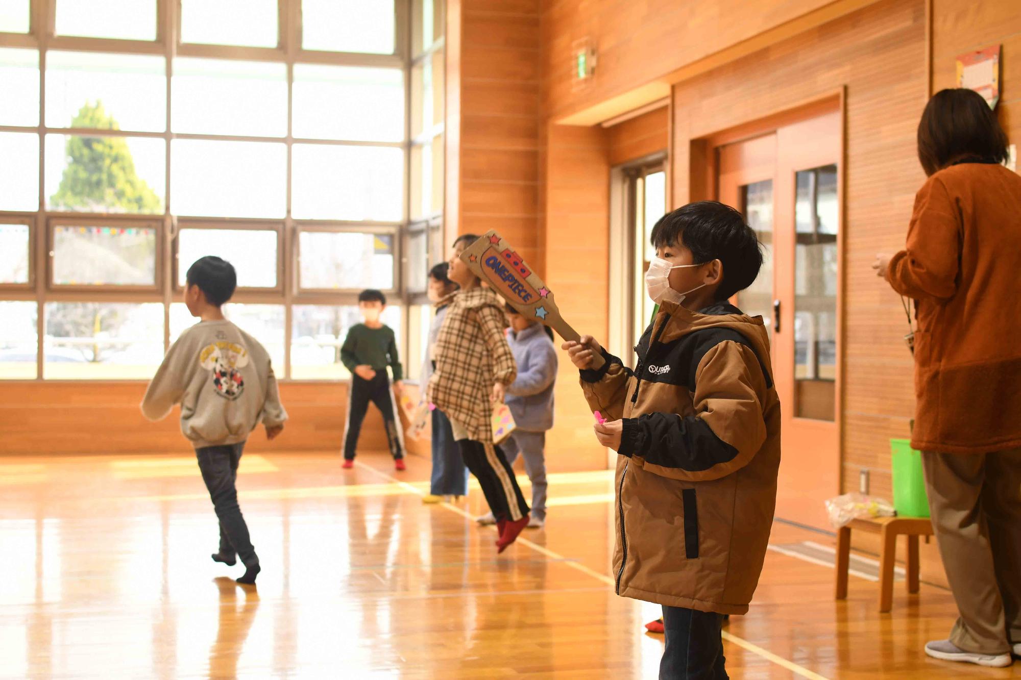 20240110玉幡児童館羽子板で遊ぼう