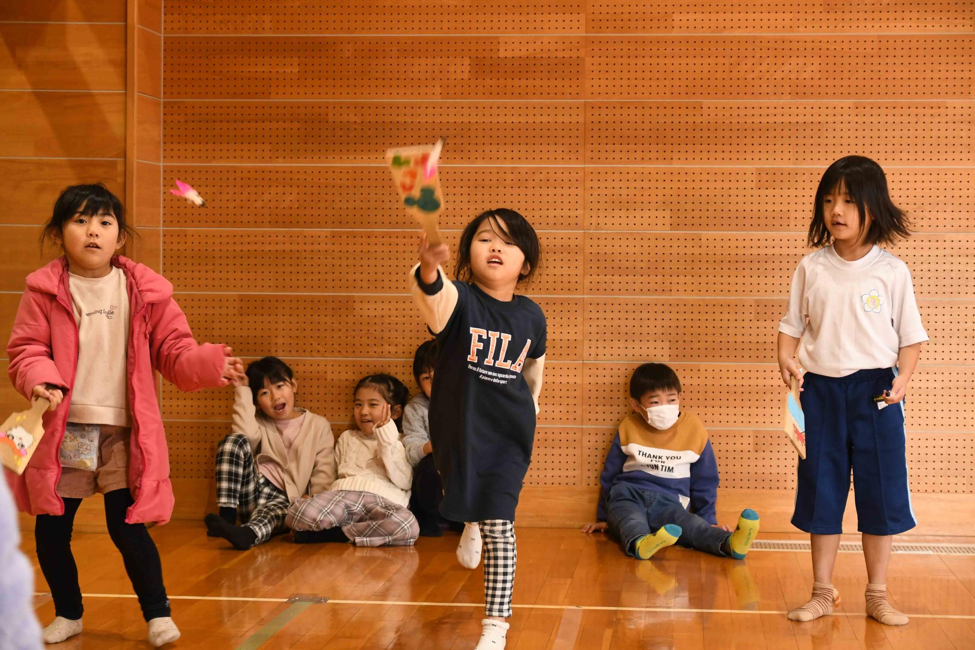 20240110玉幡児童館羽子板で遊ぼう