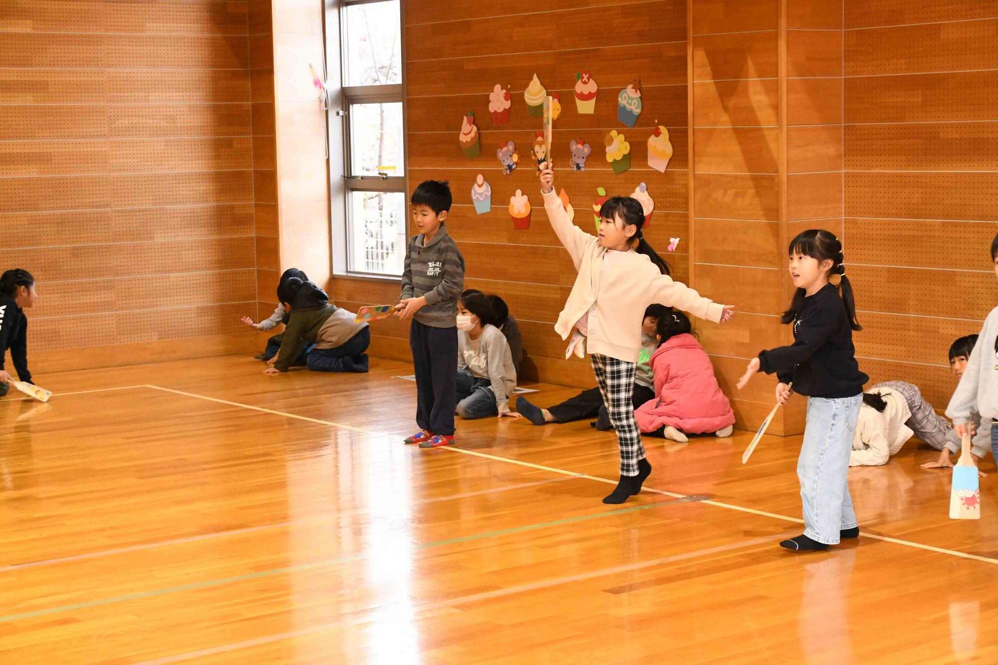 20240110玉幡児童館羽子板で遊ぼう