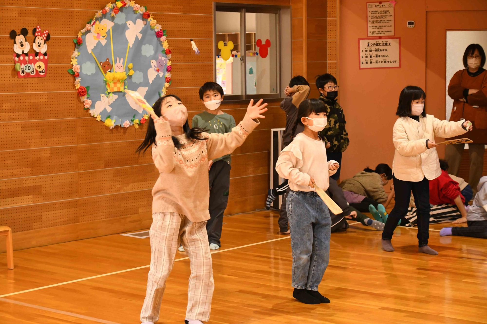 20240110玉幡児童館羽子板で遊ぼう