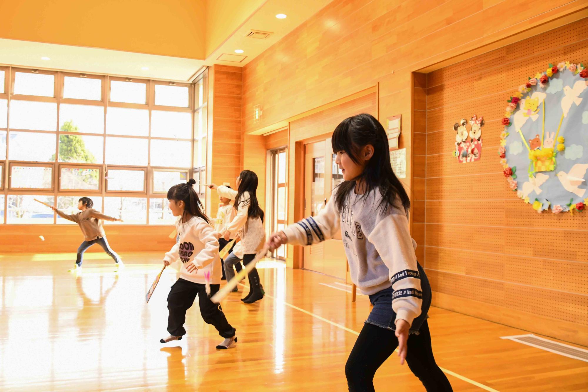 20240110玉幡児童館羽子板で遊ぼう