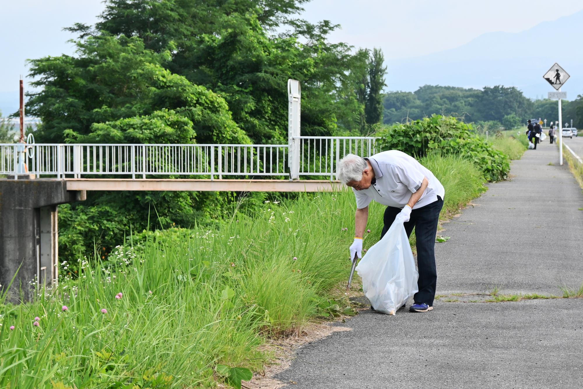 20240706河川清掃・オオキンケイギク除去
