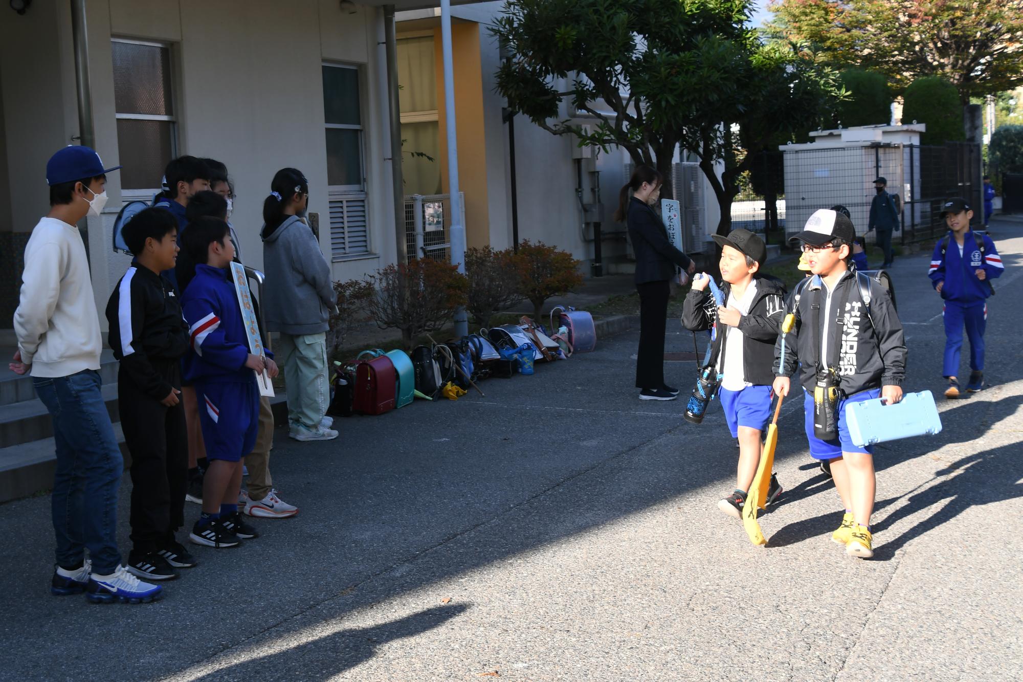 20241031あいさつ運動、字を覚えようキャンペーン