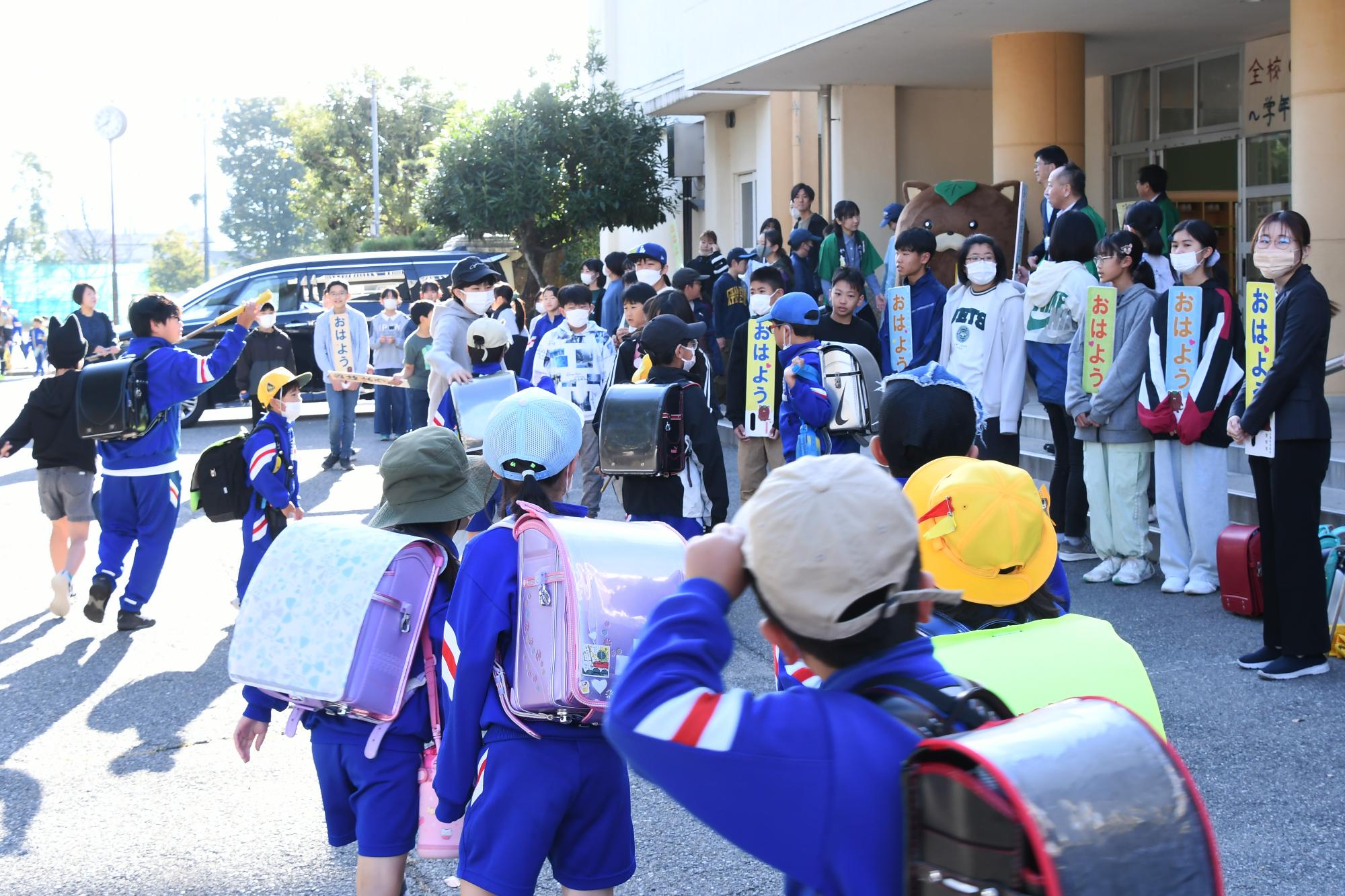 20241031あいさつ運動、字を覚えようキャンペーン
