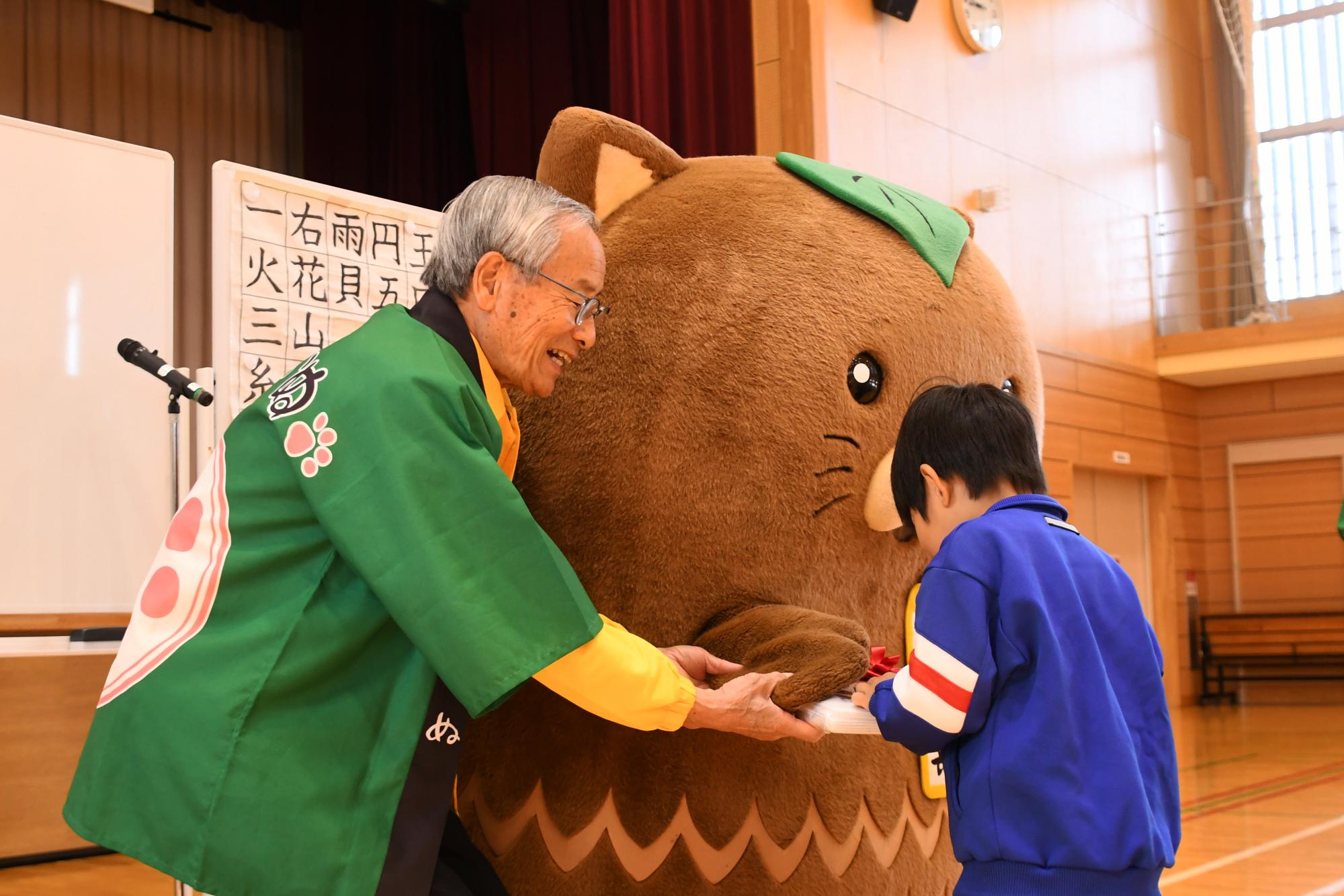 20241031あいさつ運動、字を覚えようキャンペーン