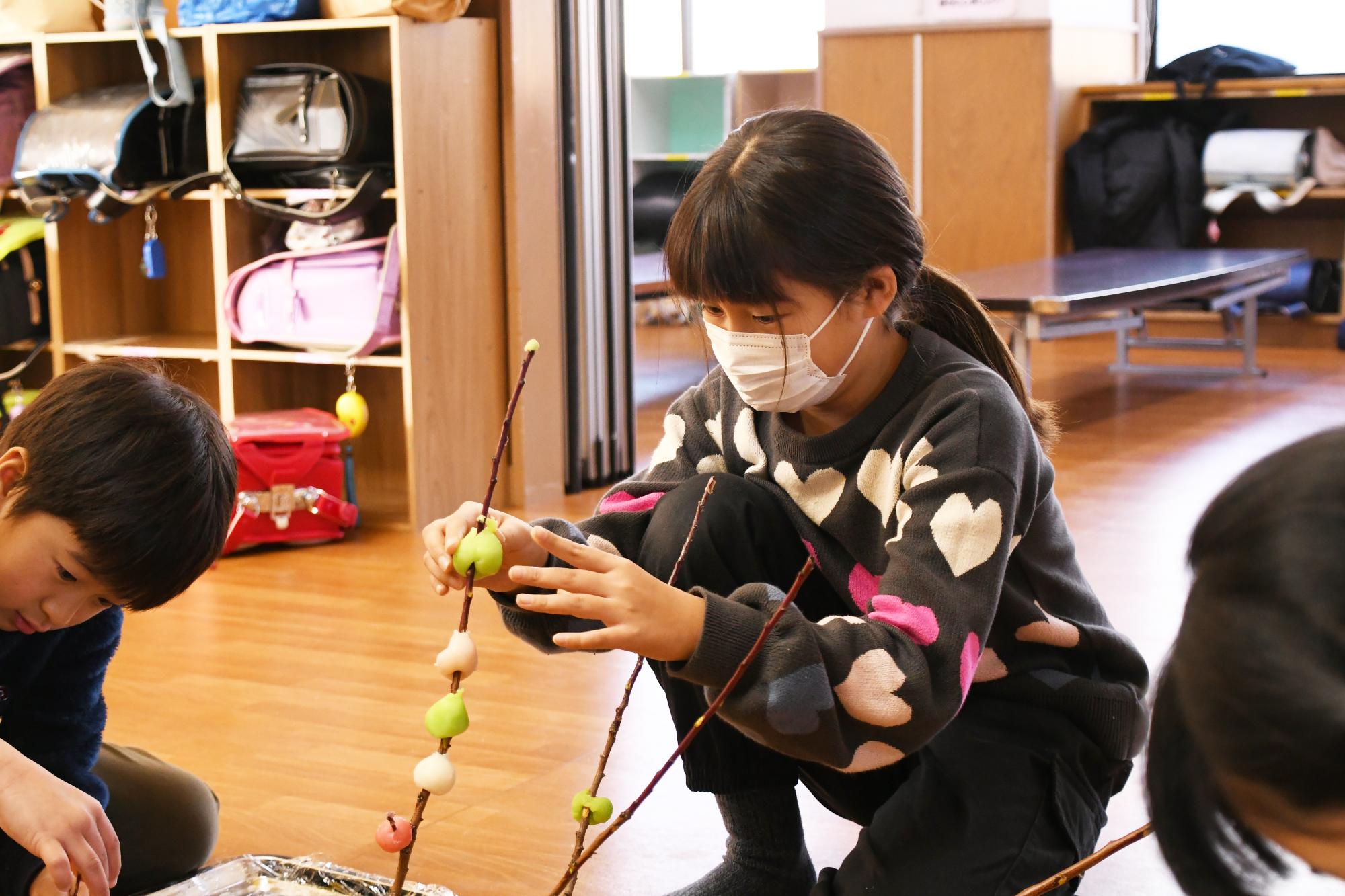 20250109双葉西児童館まゆ玉作り