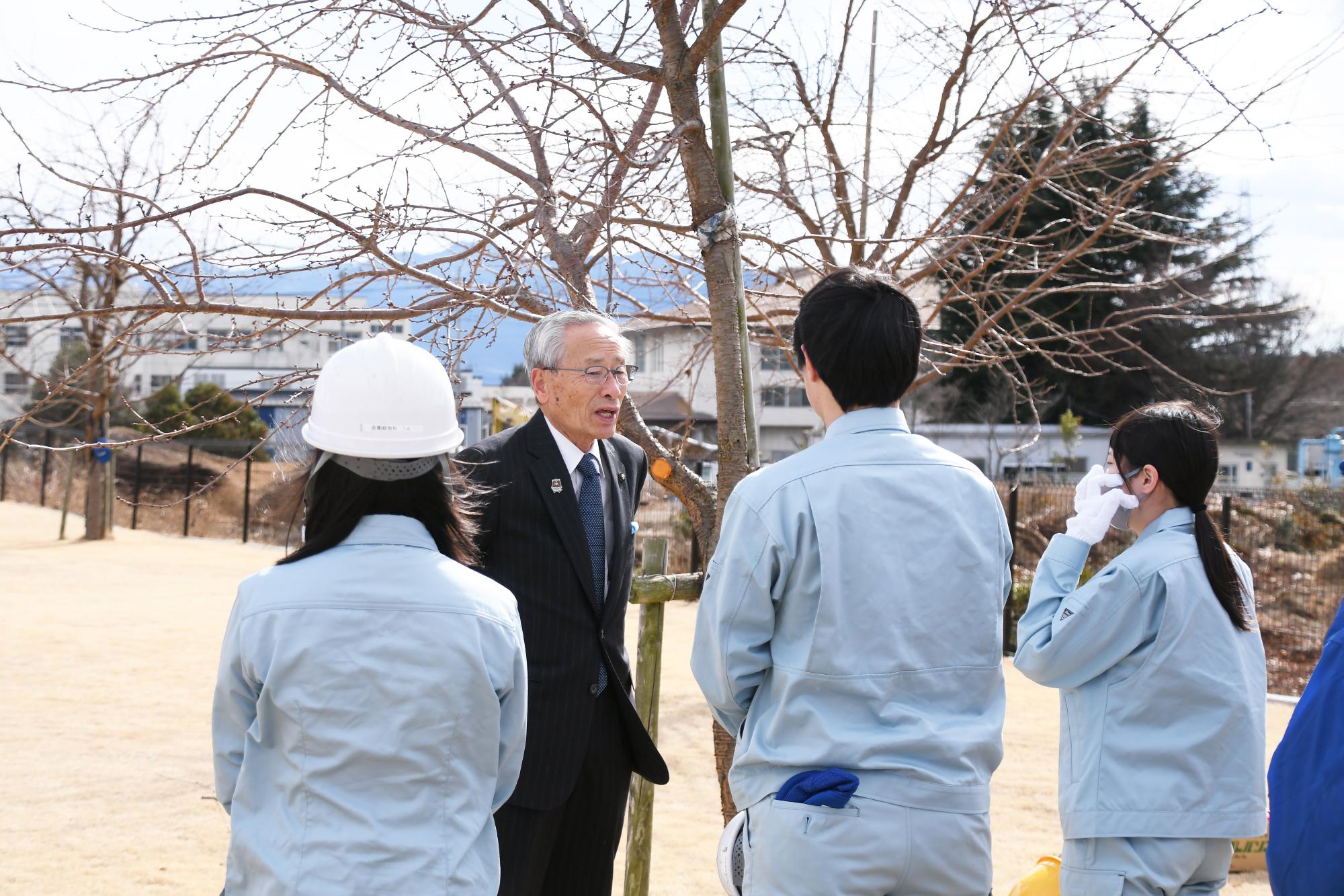 20250204農林高校の生徒がやはた公園の桜をせん定